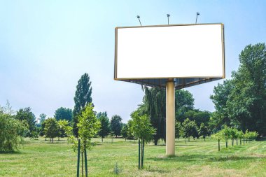 Beyaz ekranlı boş reklam panosu modeli. Doğanın ve mavi gökyüzünün arka planına karşı. İş konsepti. Reklam için boşluk afişini kopyala