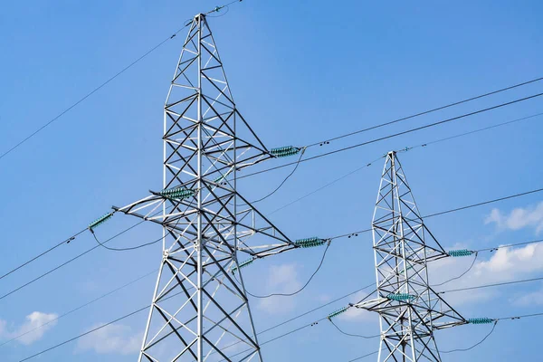 Elektromos Vezetékek Tornyok Egy Modern Energiarendszer Kék Hátterében Felhőkkel — Stock Fotó