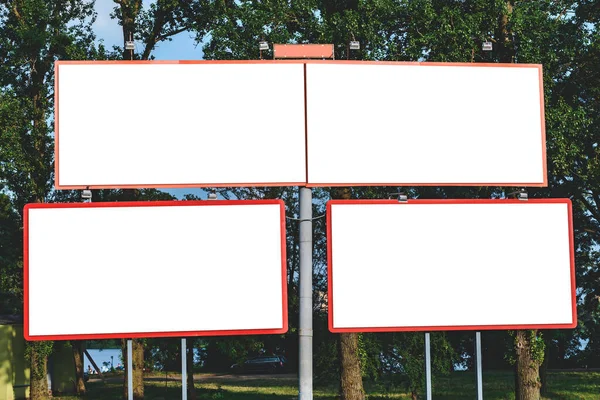 白い画面で空白の看板のモックアップ 自然と青空を背景に ビジネスコンセプト 広告用のスペースバナーのコピー — ストック写真