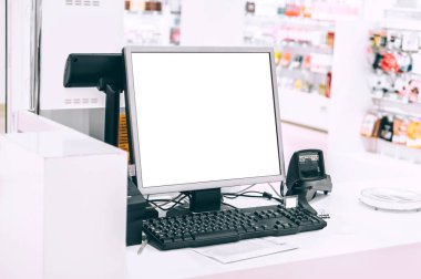 Yakın plan, süpermarketteki beyaz kasiyer görüntüsü. Ürün tanıtım kavramları