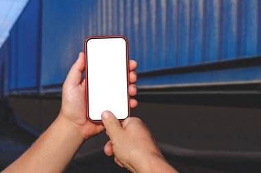 Yakın plan, akıllı telefon modeli erkeklerin elinde olacak. Bir tren vagonunun arka planında