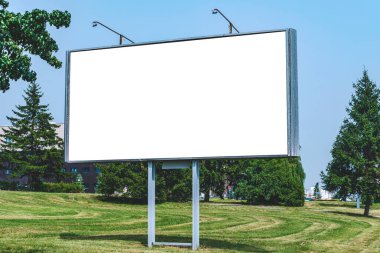 Beyaz ekranlı boş reklam panosu modeli. Doğanın ve mavi gökyüzünün arka planına karşı. İş konsepti. Reklam için boşluk afişini kopyala