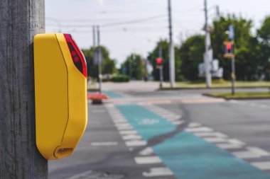 Trafik ışıklarının geçtiği yaya geçidine yakın çekim