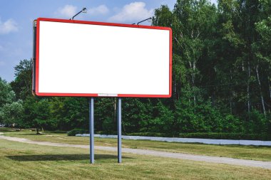 Beyaz ekranlı boş reklam panosu modeli. Doğanın ve mavi gökyüzünün arka planına karşı. İş konsepti. Reklam için boşluk afişini kopyala