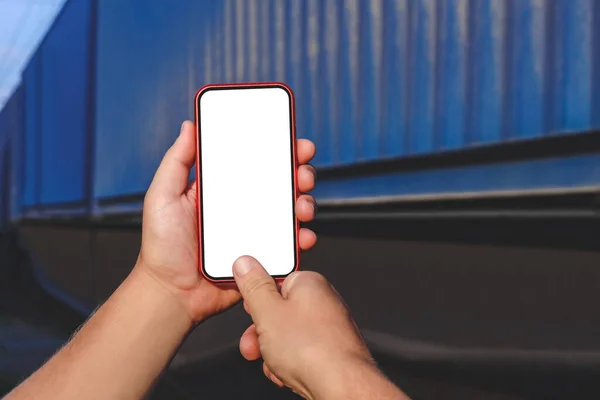 Yakın plan, akıllı telefon modeli erkeklerin elinde olacak. Bir tren vagonunun arka planında