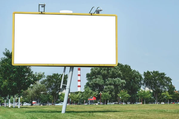 Prázdný Billboard Bílou Obrazovkou Pozadí Přírody Modré Oblohy Obchodní Koncept — Stock fotografie