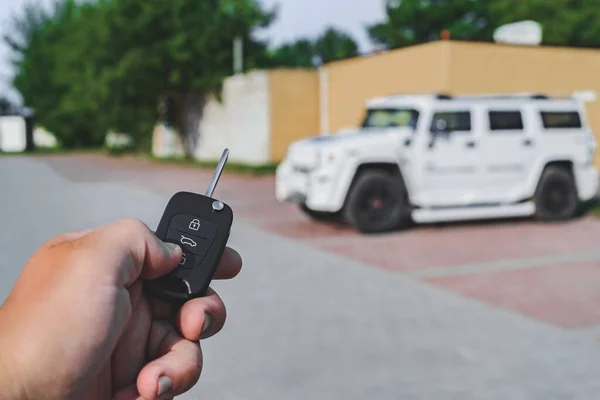 Abre Chaves Porta Chaves Mão Homem Contra Cenário Carro Grande — Fotografia de Stock