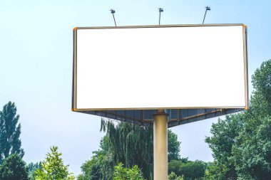 Beyaz ekranlı boş reklam panosu modeli. Doğanın ve mavi gökyüzünün arka planına karşı. İş konsepti. Reklam için boşluk afişini kopyala