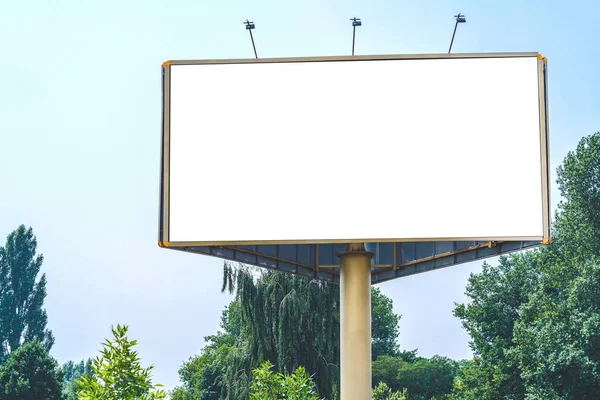 Beyaz ekranlı boş reklam panosu modeli. Doğanın ve mavi gökyüzünün arka planına karşı. İş konsepti. Reklam için boşluk afişini kopyala