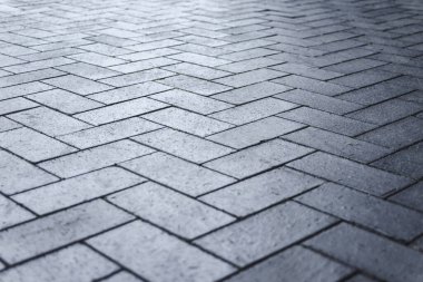 Yakın plan, koyu gri beton kaldırım levhaları.