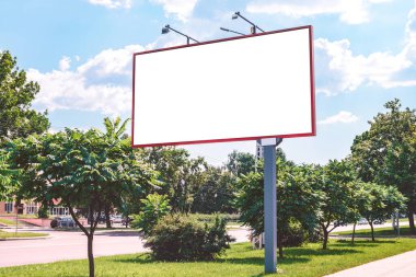 Reklam panosu modeli. şehir doğasının arka planına karşı bir karayolu ve mavi gökyüzü ile