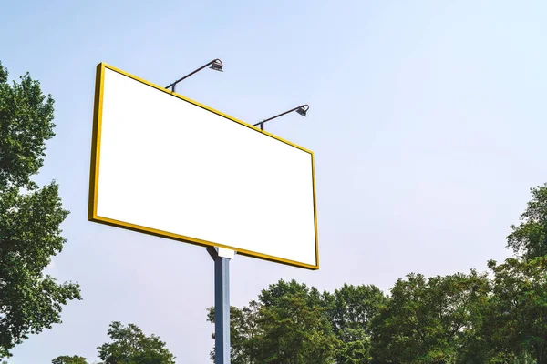 Cartelera Blanco Maqueta Con Pantalla Blanca Contexto Naturaleza Cielo Azul — Foto de Stock