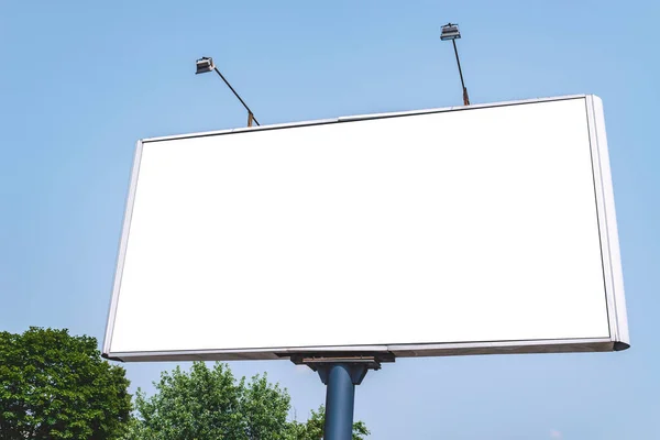 Beyaz Ekranlı Boş Reklam Panosu Modeli Doğanın Mavi Gökyüzünün Arka — Stok fotoğraf