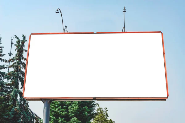 Cartelera Blanco Maqueta Con Pantalla Blanca Contexto Naturaleza Cielo Azul —  Fotos de Stock