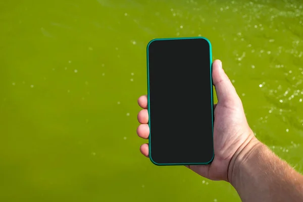 Detailní Záběr Telefon Mužské Ruce Pozadí Vody Zelených Močálů — Stock fotografie