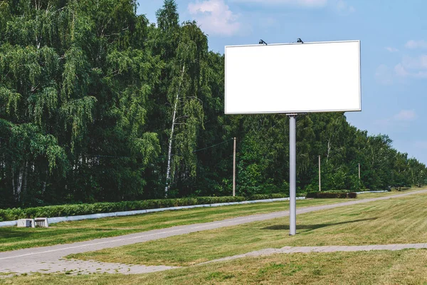 白い画面で空白の看板のモックアップ 自然と青空を背景に ビジネスコンセプト 広告用のスペースバナーのコピー — ストック写真