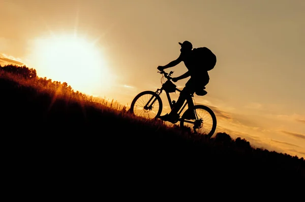 Silhueta Homem Montando Uma Bicicleta Montanha Para Cima Belo Pôr — Fotografia de Stock