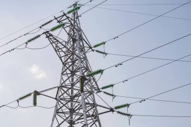 Yüksek voltaj iletim hattı kulesi