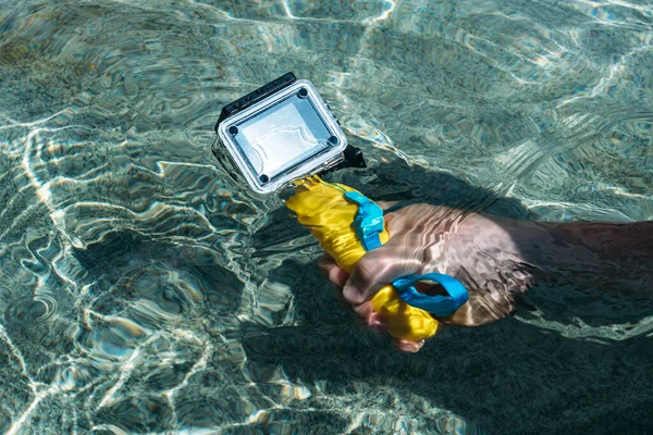 Kamera Rękach Mężczyzny Ciepły Słoneczny Dzień Tle Czystej Wody — Zdjęcie stockowe