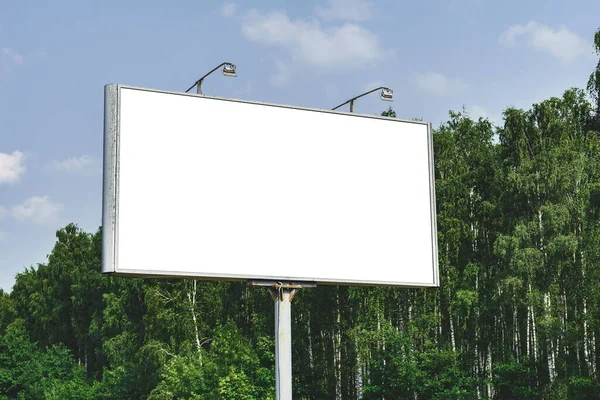 Cartelera Blanco Maqueta Con Pantalla Blanca Contexto Naturaleza Cielo Azul — Foto de Stock