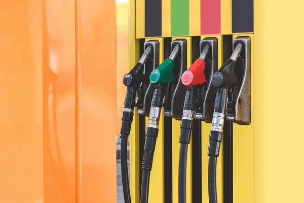 加油站配上有色枪和燃料软管汽油 生态氢气加气塔 — 图库照片