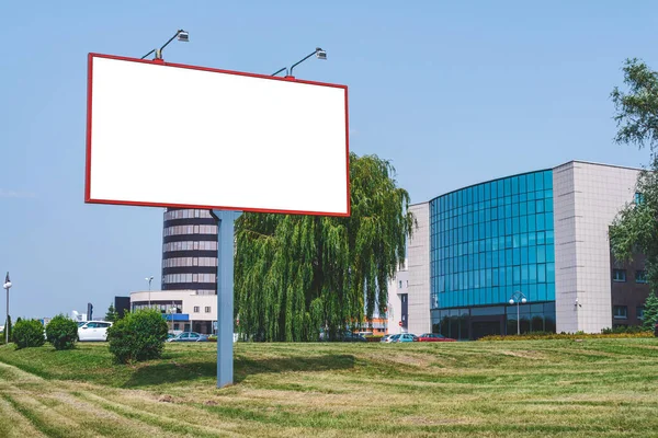 Burla Billboard Contexto Del Centro Negocios Ciudad Con Césped Verde — Foto de Stock