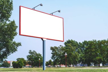Beyaz ekranlı boş reklam panosu modeli. Doğanın ve mavi gökyüzünün arka planına karşı. İş konsepti. Reklam için boşluk afişini kopyala