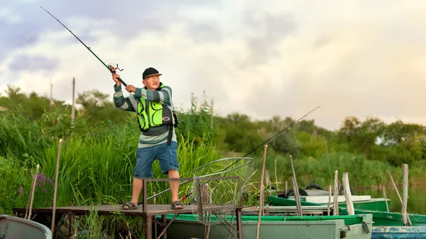 Fischer Der Von Der Brücke Fischt Und Vom Boot Aus — Stockfoto