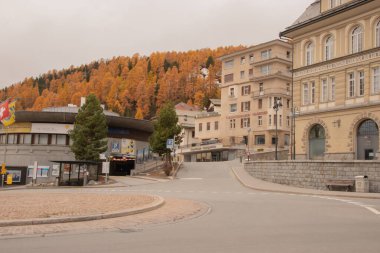 Boş sokaklar. Kapalı dükkanlar. Kayıp turistler. 31 Ekim 'de St. Moritz, İsviçre' de çekilmiş. 2021.