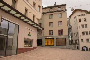 Boş sokaklar. Kapalı dükkanlar. Kayıp turistler. 31 Ekim 'de St. Moritz, İsviçre' de çekilmiş. 2021.