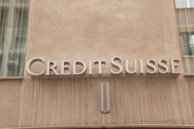 Credit Suisse Bankası, St. Moritz 'deki bir ofisin duvarına imza atmış. Banka, dünyanın her yerinde faaliyet gösteren büyük bir finans şirketi. St. Moritz / İsviçre 'de çekildi, 10.31.2021.