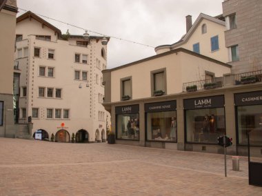 Boş sokaklar. Kapalı dükkanlar. Kayıp turistler. 31 Ekim 'de St. Moritz, İsviçre' de çekilmiş. 2021.