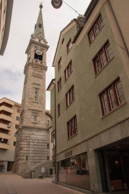 Boş sokaklar. Kapalı dükkanlar. Kayıp turistler. 31 Ekim 'de St. Moritz, İsviçre' de çekilmiş. 2021.