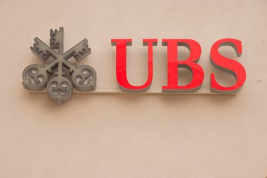 St. Moritz 'deki bir ofisin duvarında UBS Bankası tabelası var. Banka, dünyanın her yerinde faaliyet gösteren büyük bir finans şirketi. St. Moritz / İsviçre 'de çekildi, 10.31.2021.