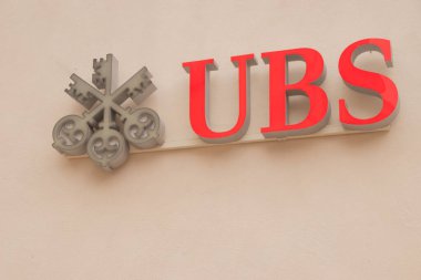 St. Moritz 'deki bir ofisin duvarında UBS Bankası tabelası var. Banka, dünyanın her yerinde faaliyet gösteren büyük bir finans şirketi. St. Moritz / İsviçre 'de çekildi, 10.31.2021.