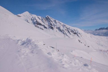 İsviçre 'de karla kaplı dağlar. Jungfrau bölgesinde çekildi, Grindelwald, İsviçre.