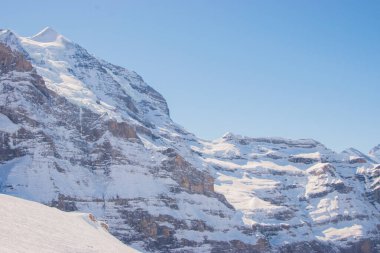 İsviçre 'de karla kaplı dağlar. Jungfrau bölgesinde çekildi, Grindelwald, İsviçre.