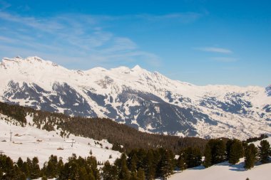 İsviçre 'de karla kaplı dağlar. Jungfrau bölgesinde çekildi, Grindelwald, İsviçre.