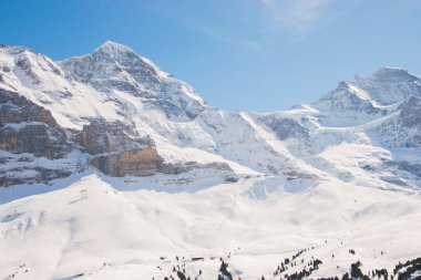 İsviçre 'de karla kaplı dağlar. Jungfrau bölgesinde çekildi, Grindelwald, İsviçre.