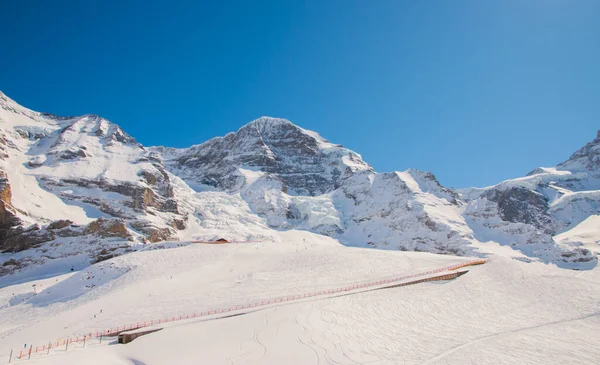 雪のスイスの山のキャップ スイス グリンデルヴァルトのユングフラウ地方で撮影 — ストック写真