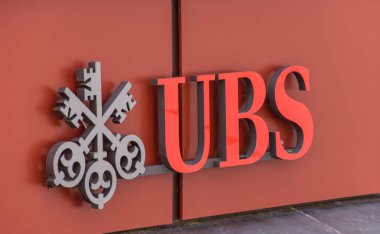 Appenzell 'deki bir ofisin duvarında UBS Bankası tabelası var. Banka, dünyanın her yerinde faaliyet gösteren büyük bir finans şirketi. Appenzell / İsviçre 'de 6 Mayıs' ta çekilmiş. 2020