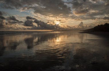 Kosta Rika 'da alçak mevsimde renkli gün batımı