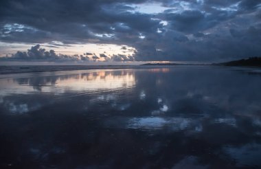 Kosta Rika 'da alçak mevsimde renkli gün batımı