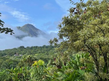 Arenal volkanı 1633 metrede. San Jose 'den kolayca ziyaret edilebilir.
