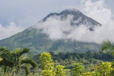 Arenal volkanı 1633 metrede. San Jose 'den kolayca ziyaret edilebilir.