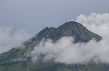 Arenal volkanı 1633 metrede. San Jose 'den kolayca ziyaret edilebilir.