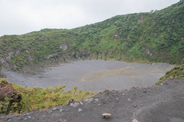 Irazu volkanı 3432 metrede, San Jose 'den kolayca ziyaret edilebilir.