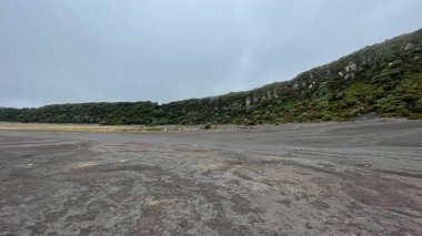 Irazu volkanı 3432 metrede, San Jose 'den kolayca ziyaret edilebilir.