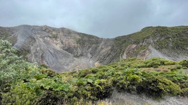Irazu volkanı 3432 metrede, San Jose 'den kolayca ziyaret edilebilir.