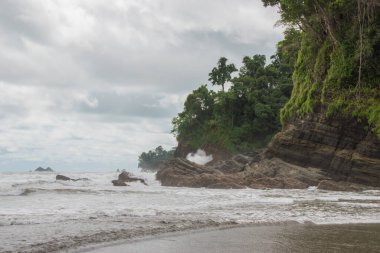 Playa Ventanas, Güney Pasifik Bölgesi 'nde Ojochal yakınlarında yer almaktadır.
